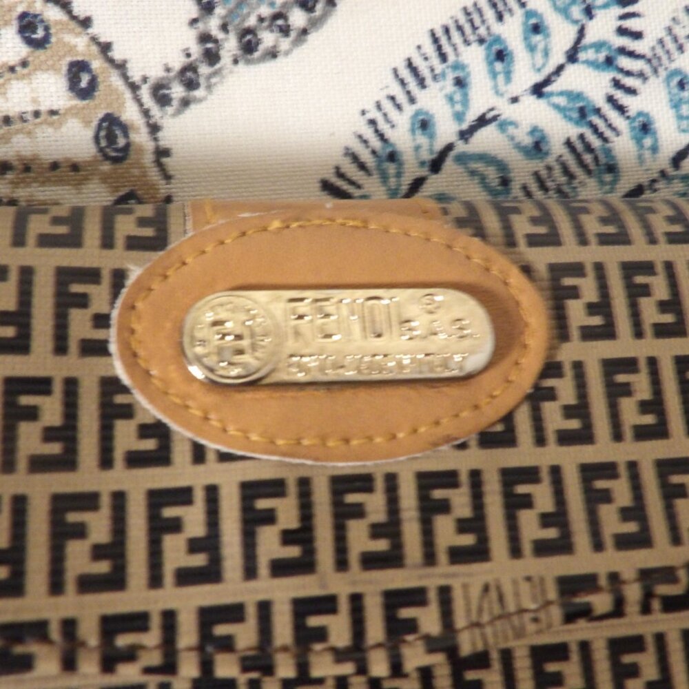 Fendi Logo Wallet - Picture 2 of 6